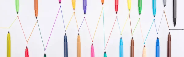 Vista superior de canetas coloridas de feltro no fundo branco com linhas desenhadas conectadas, conceito de conexão e comunicação — Fotografia de Stock