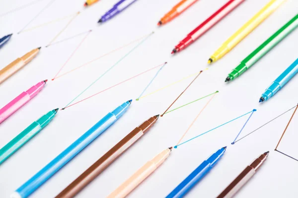 Stylos feutre colorés sur fond blanc avec lignes tracées connectées, concept de connexion et de communication — Photo de stock