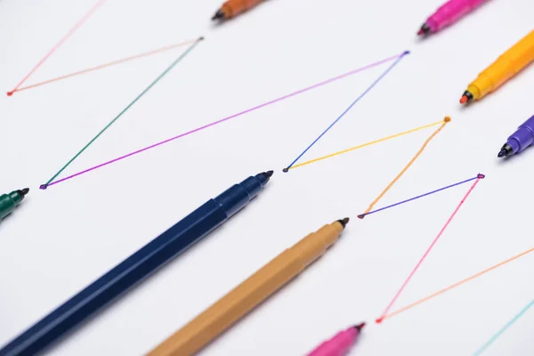 Красочные ручки войлочных наконечников на белом фоне с соединенными чертежными линиями, концепцией соединения и связи — стоковое фото