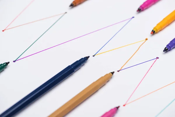 Stylos feutre colorés sur fond blanc avec lignes tracées connectées, concept de connexion et de communication — Photo de stock