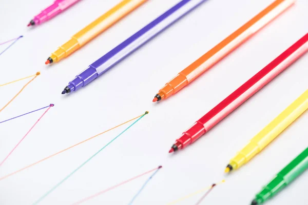 Красочные ручки войлочных наконечников на белом фоне с соединенными чертежными линиями, концепцией соединения и связи — стоковое фото