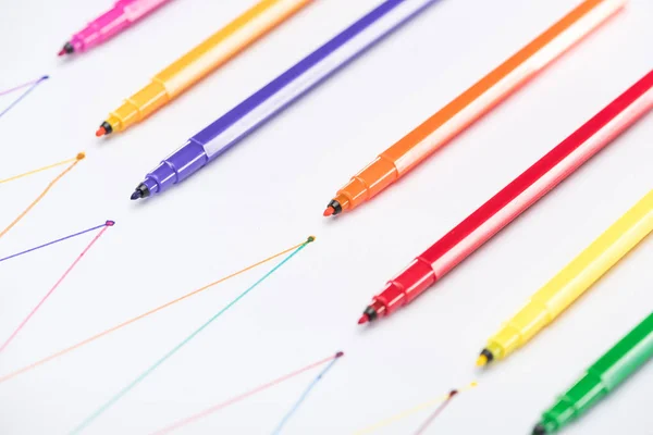 Stylos feutre colorés sur fond blanc avec lignes tracées connectées, concept de connexion et de communication — Stock Photo