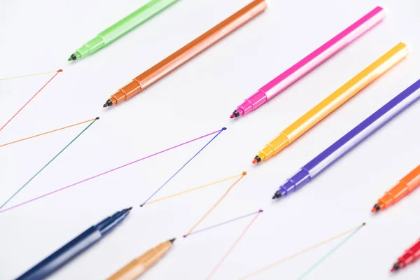 Stylos feutre colorés sur fond blanc avec lignes tracées connectées, concept de connexion et de communication — Photo de stock