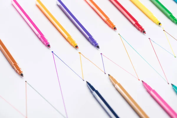 Барвисті ручки з фетру на білому тлі з підключеними намальованими лініями, концепцією зв'язку та комунікації — стокове фото