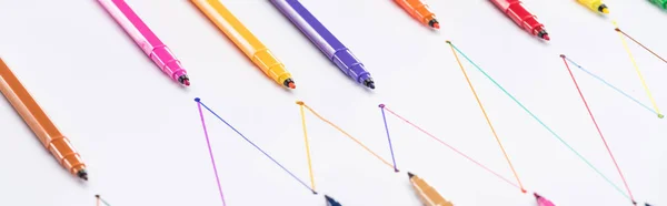 Tiro panorâmico de canetas coloridas de feltro no fundo branco com linhas desenhadas conectadas, conceito de conexão e comunicação — Fotografia de Stock