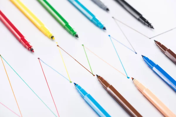 Stylos feutre colorés sur fond blanc avec lignes tracées connectées, concept de connexion et de communication — Photo de stock