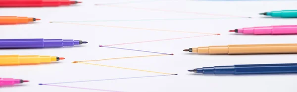 Messa a fuoco selettiva di pennarelli colorati su sfondo bianco con linee tracciate collegate, connessione e concetto di comunicazione — Foto stock