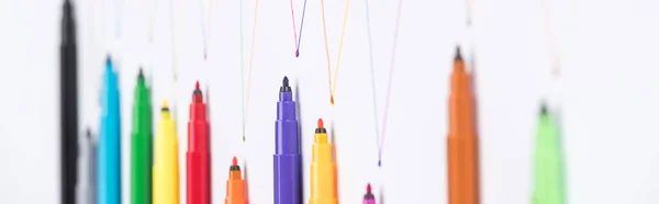 Vista superior de canetas de feltro no fundo branco com linhas desenhadas conectadas, conceito de conexão e comunicação — Fotografia de Stock