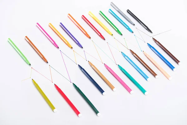 Vista dall'alto di pennarelli colorati su sfondo bianco con linee disegnate collegate, connessione e concetto di comunicazione — Foto stock