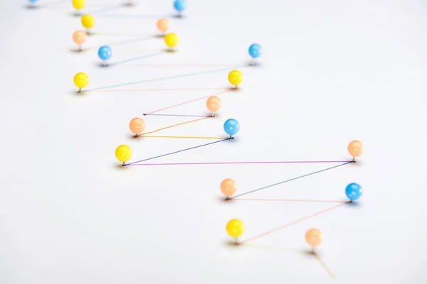 Bunt gezeichnete Linien mit Stecknadeln, Verbindungs- und Kommunikationskonzept — Stockfoto