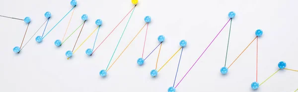Plano panorámico de líneas dibujadas conectadas coloridas con alfileres, conexión y concepto de liderazgo - foto de stock