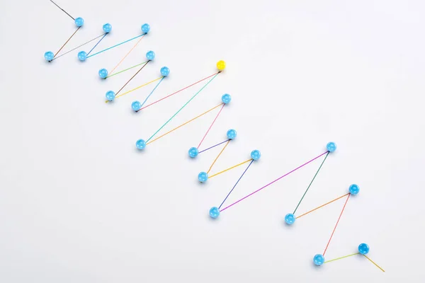 Líneas dibujadas conectadas coloridas con pasadores, conexión y concepto de liderazgo - foto de stock