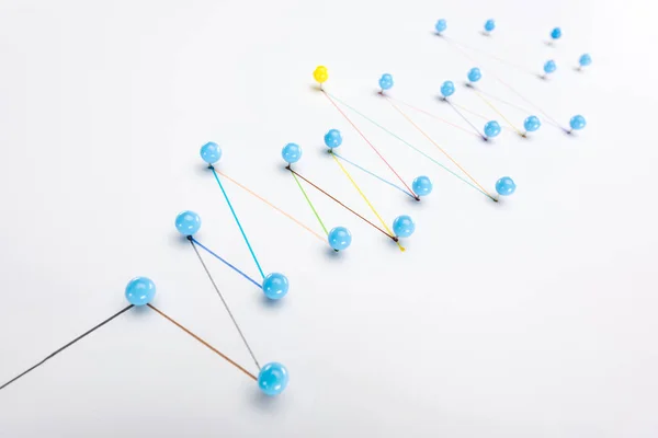 Lignes tracées connectées colorées avec broches, connexion et concept de leadership — Photo de stock