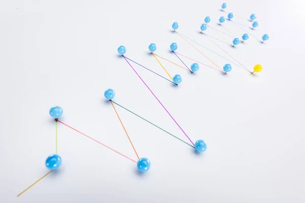 Líneas dibujadas conectadas coloridas con pasadores, conexión y concepto de liderazgo - foto de stock