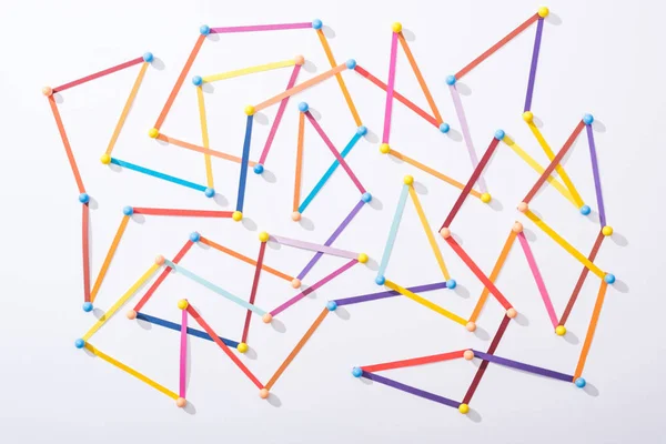 Вид сверху на многоцветные абстрактные соединенные линии с булавками, концепция соединения и связи — стоковое фото
