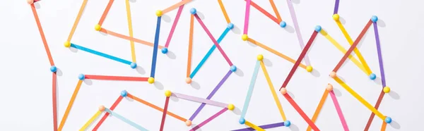 Вид сверху на многоцветные абстрактные соединенные линии с булавками, концепция соединения и связи — стоковое фото