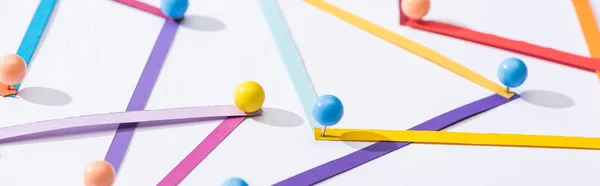 Панорамний знімок різнокольорових абстрактних зв'язних ліній з шпильками, концепцією з'єднання та зв'язку — стокове фото