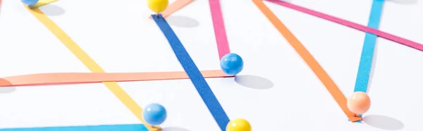 Панорамний знімок різнокольорових абстрактних зв'язних ліній з шпильками, концепцією з'єднання та зв'язку — стокове фото