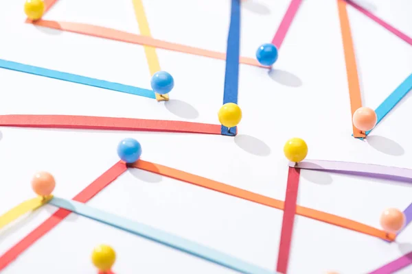 Linee interconnesse astratte multicolori con pin, concetto di connessione e comunicazione — Foto stock