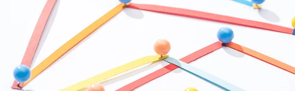 Панорамный снимок многоцветных абстрактных соединенных линий со штифтами, концепцией соединения и связи — стоковое фото