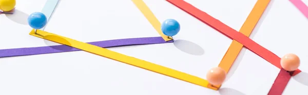 Plan panoramique de lignes abstraites multicolores connectées avec broches, concept de connexion et de communication — Photo de stock