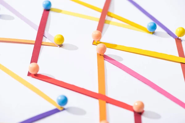 Líneas conectadas abstractas multicolores con pines, conexión y concepto de comunicación — Stock Photo