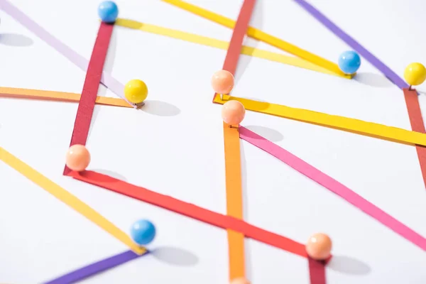 Linee interconnesse astratte multicolori con pin, concetto di connessione e comunicazione — Foto stock