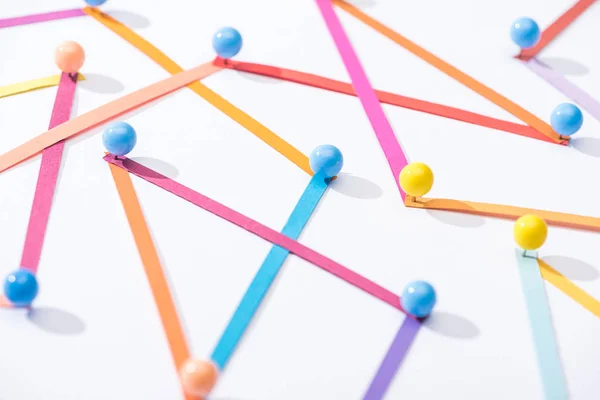 Líneas conectadas abstractas multicolores con pines, conexión y concepto de comunicación — Stock Photo