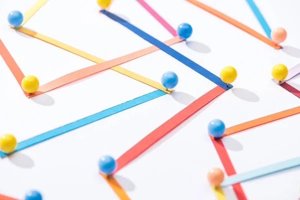 Linee interconnesse astratte multicolori con pin, concetto di connessione e comunicazione — Foto stock