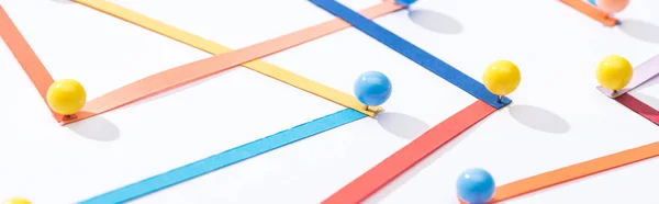 Panoramica di linee interconnesse astratte multicolori con pin, connessione e concetto di comunicazione — Foto stock