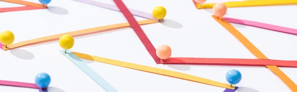 Panoramaaufnahme mehrfarbiger, abstrakter Verbindungslinien mit Stecknadeln, Verbindungs- und Kommunikationskonzept — Stockfoto