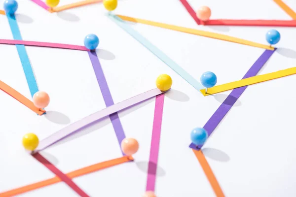 Linee interconnesse astratte multicolori con pin, concetto di connessione e comunicazione — Foto stock