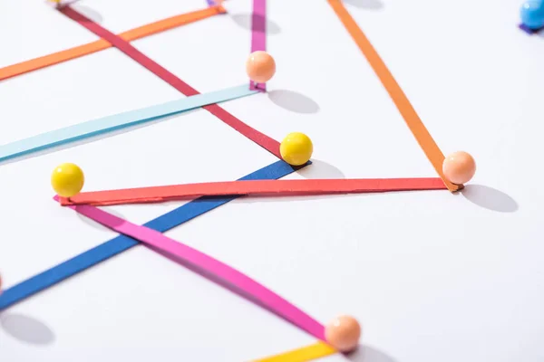 Linee interconnesse astratte multicolori con pin, concetto di connessione e comunicazione — Foto stock