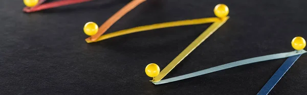 Panoramaaufnahme mehrfarbiger, abstrakter Verbindungslinien mit Pins auf schwarzem Hintergrund, Verbindungs- und Kommunikationskonzept — Stockfoto