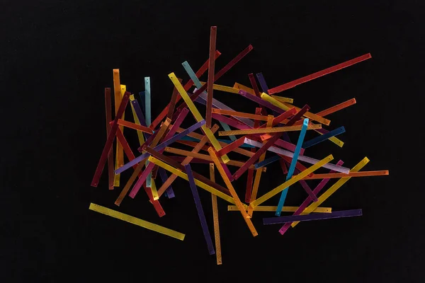 Vue du haut des lignes abstraites multicolores isolées sur fond noir, concept de connexion et de communication — Photo de stock