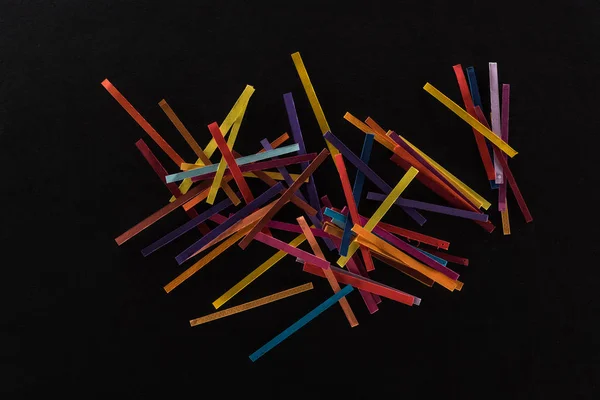 Vista superior de líneas abstractas multicolores aisladas sobre fondo negro, conexión y concepto de comunicación - foto de stock