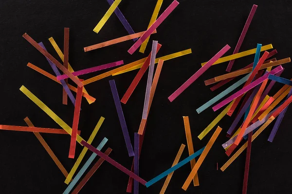 Vue du haut des lignes abstraites multicolores isolées sur fond noir, concept de connexion et de communication — Photo de stock