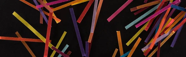 Vista superior de líneas abstractas multicolores aisladas sobre fondo negro, conexión y concepto de comunicación - foto de stock