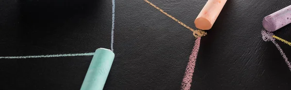 Prise de vue panoramique de craie colorée sur surface noire avec lignes tracées connectées, concept de connexion et communication — Photo de stock