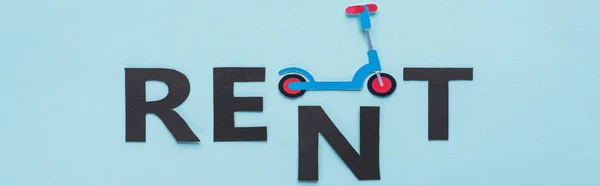 Вид зверху на скутер для різання паперу та чорна оренда на синьому фоні, панорамний знімок — стокове фото