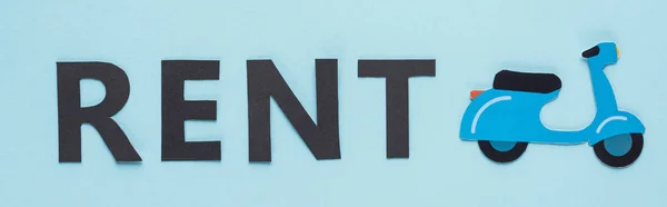 Draufsicht auf Papier geschnittenen Roller und Rent-Schriftzug auf blauem Hintergrund, Panoramaaufnahme — Stockfoto