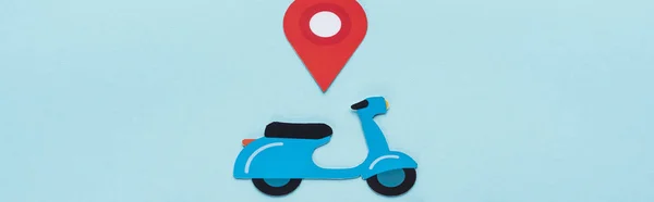 Vue du dessus du scooter de coupe de papier avec marque de localisation sur fond bleu, panoramique — Photo de stock