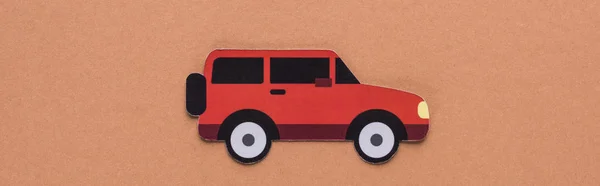 Вид зверху на паперовий вирізаний автомобіль на коричневому фоні, концепція оренди автомобіля — стокове фото
