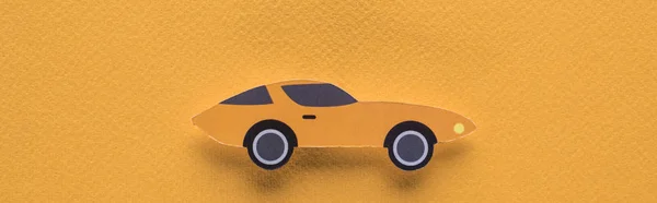 Вид зверху на паперовий вирізаний автомобіль на помаранчевому фоні з пробілом для копіювання — стокове фото