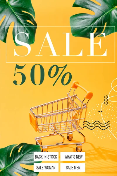 Pequeño carrito de compras vacío sobre fondo naranja brillante con la venta 50 por ciento de ilustración - foto de stock