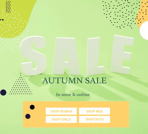 Белая распродажа буквы с тенью на зеленом фоне с иллюстрацией продажи осенью — стоковое фото