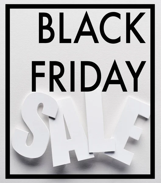 Vue du dessus de noir vendredi vente lettrage sur fond blanc — Photo de stock