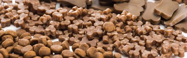 Selective focus of fresh assorted dry pet food in lines, panoramic shot — Stock Photo