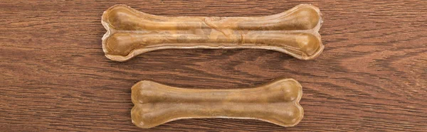 Vista superior de los huesos de las mascotas en la mesa de madera, plano panorámico - foto de stock