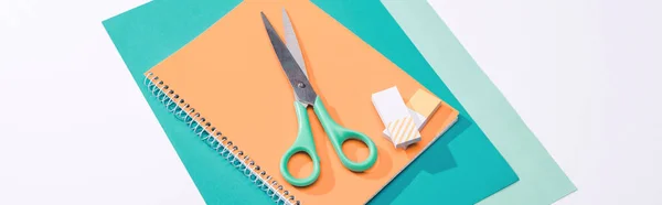 Plano panorámico de tijeras, cuaderno, borradores y papel aislado en blanco - foto de stock